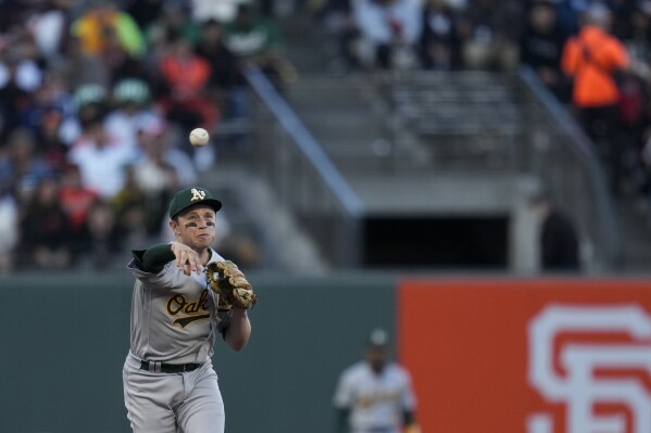 Yastrzemski hits go ahead double in the 8th lifting Giants past